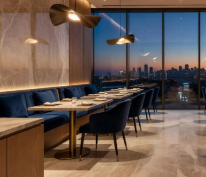Wyrafinowane wnętrze restauracji z naturalnymi materiałami i designerskim oświetleniem